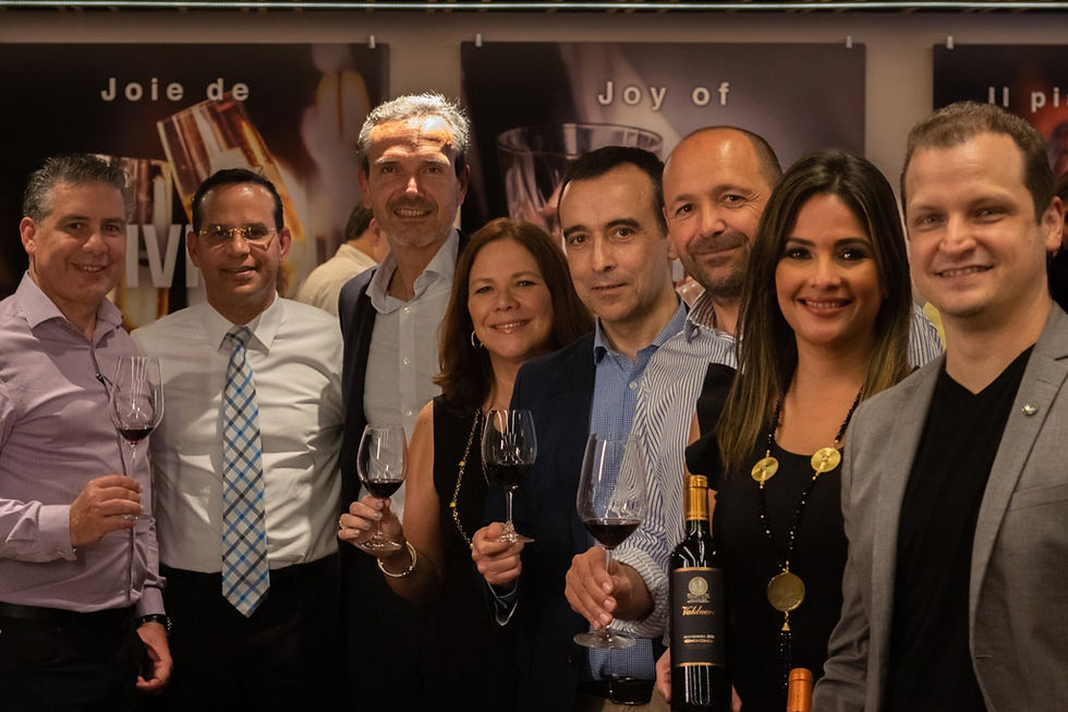 • Pedro Alvarado, Especialista en Vinos de Ballester Hermanos • Venero Acevedo • Miguel Sanz Cabrejas, Director Consejo Regulador de Denominación de Origen Ribera del Duero, Director de Ventas Retail de Ballester Hnos • Nelly Cruz , Nelly Cruz y Asociados • Santiago Mora Poveda, Director Consejo Regulador de Denominación de Origen Rueda • Alfonso González, Exportador para Latinoamérica de Bodegas y Viñedos Valduero • Jennifer Rodríguez, Sommelier de La enoteca • Juan A. Riollano, Gerente General de La enoteca