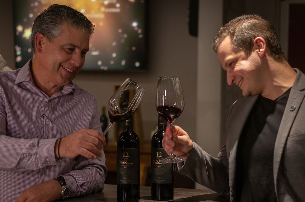 Pedro Alvarado, Especialista en Vinos de Ballester Hermanos - Juan A. Riollano, Gerente General de La enoteca