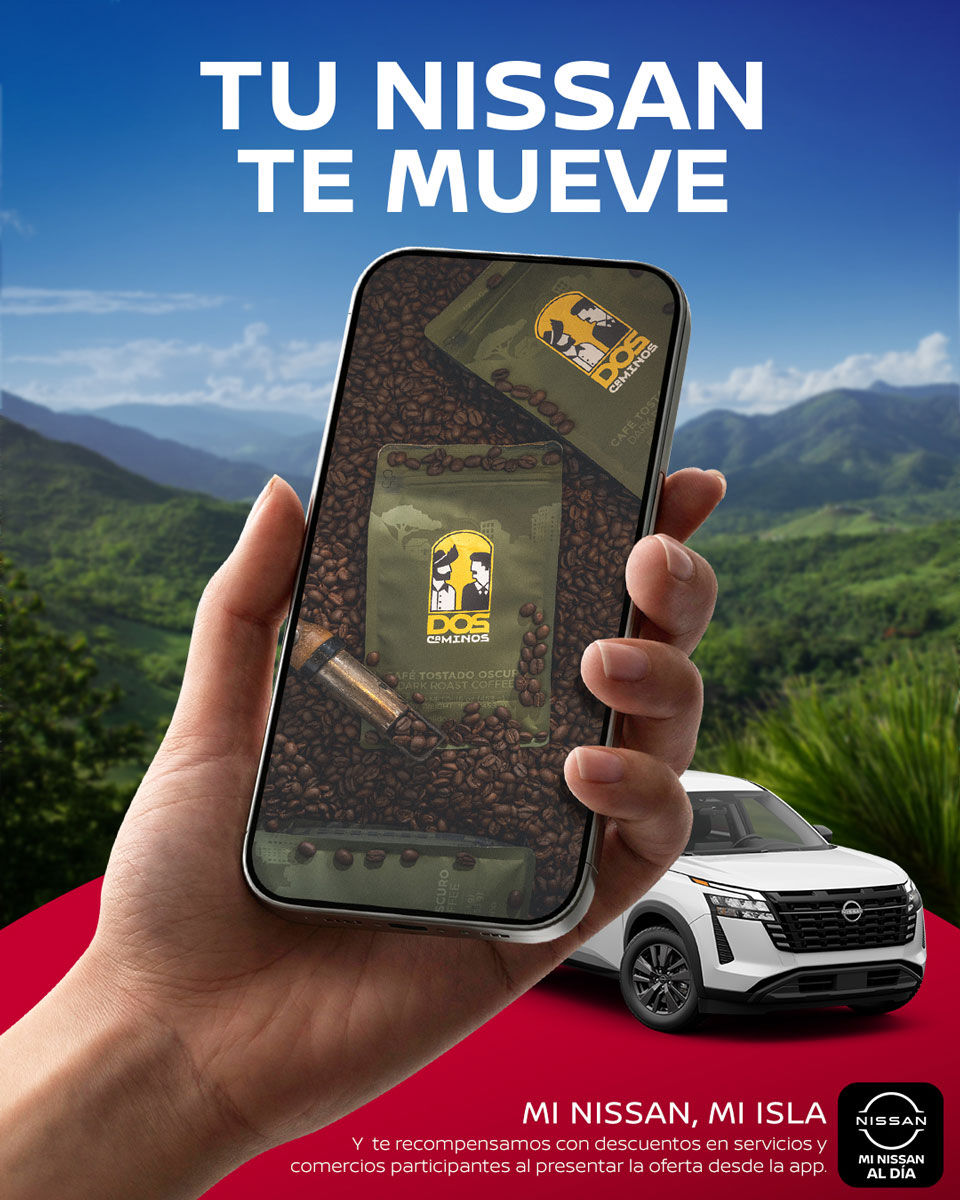 Mano sostiene un celular con café Dos Caminos; fondo de montañas, auto Nissan blanco y texto Tu Nissan te mueve. mes internacional del café