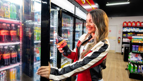 chica comprando en una tienda de texaco