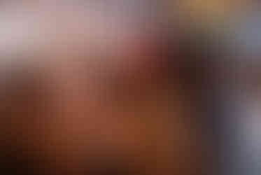 Sumiller Amber Rivera presentando vino Ribera del Duero a invitados