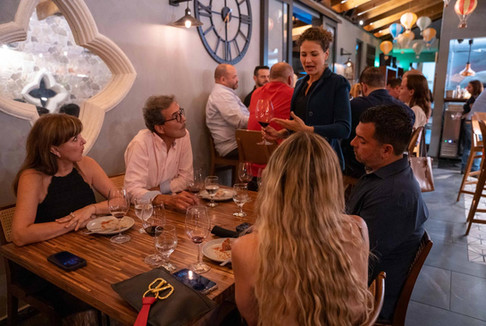 Sumiller Amber Rivera presentando vino Ribera del Duero a invitados