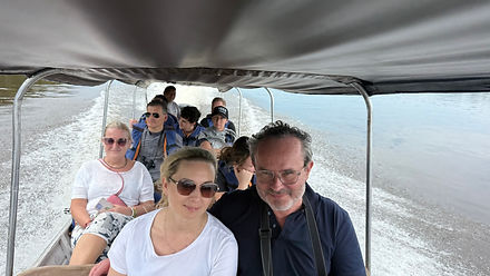 Colombia, Ecuador, Amazonía, Cuyabeno, Cerros de Mavecure, Guainía, Waorani, Achuar, comunidades indígenas, pueblos amazónicos, selva amazónica, territorio ancestral, cultura ancestral, cosmovisión indígena, Orinoco, ríos amazónicos, lagunas, canoa, delfines rosados, fauna salvaje, monos, caimanes, aves tropicales, biodiversidad, selva tropical, naturaleza virgen, formaciones rocosas ancestrales, expedición, aventura, trekking, navegación, destinos remotos, experiencias auténticas, convivencia indígena, ecoturismo, turismo sostenible, viaje de autor, Colombia auténtica, Ecuador auténtico, Sudamérica, DMC Colombia, DMC Ecuador, Alma Nativa Latam.