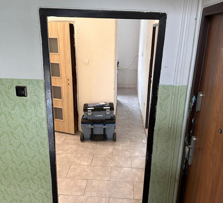 montáž vchodových a interiérových dveří