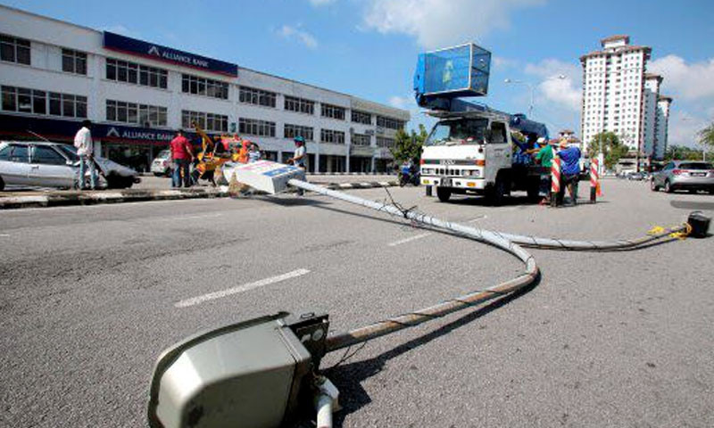 16 Kenderaan Rosak Ditimpa Tiang Lampu
