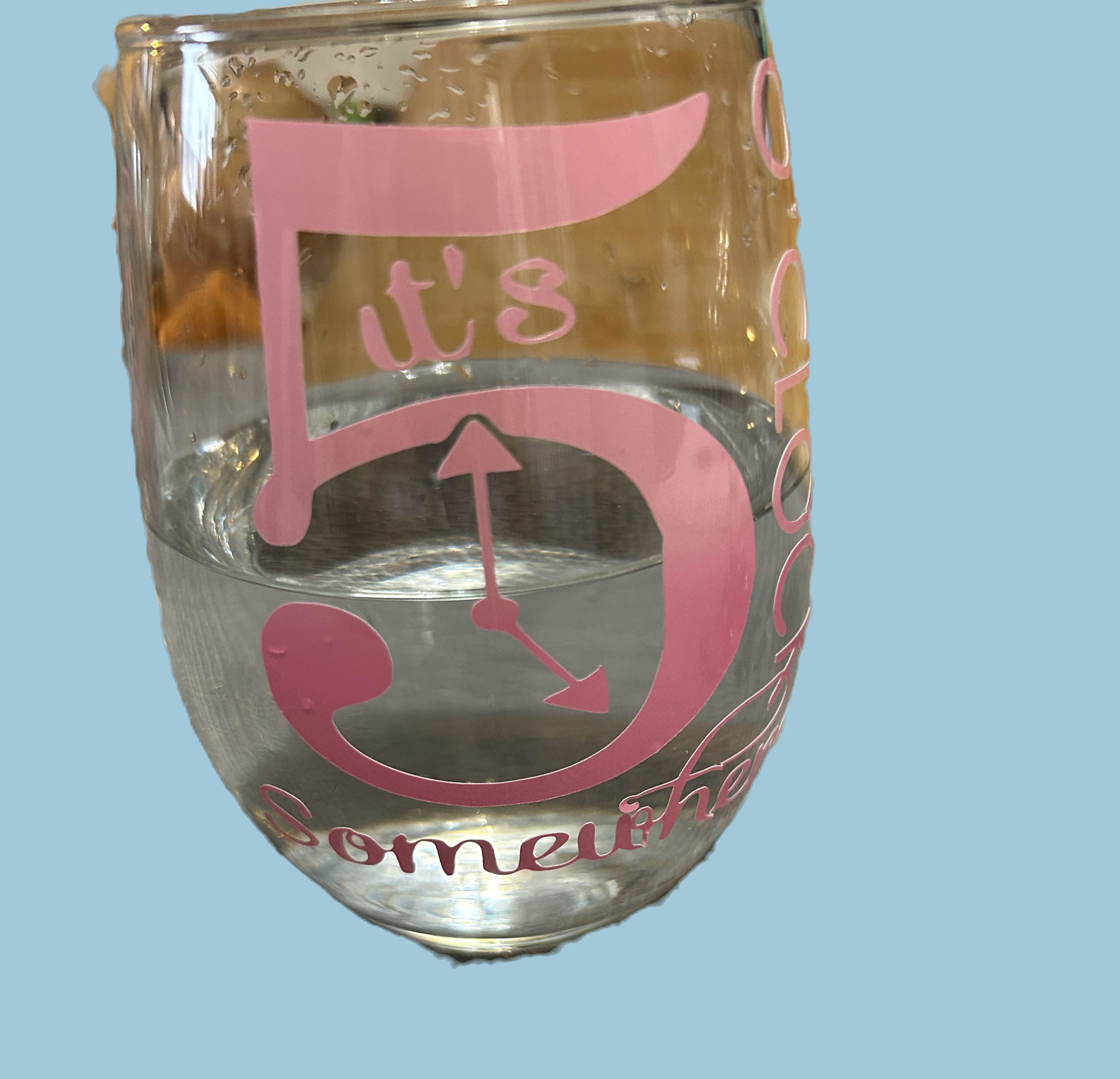 20 oz clear wine glass with It's 5 o'clock somewhere