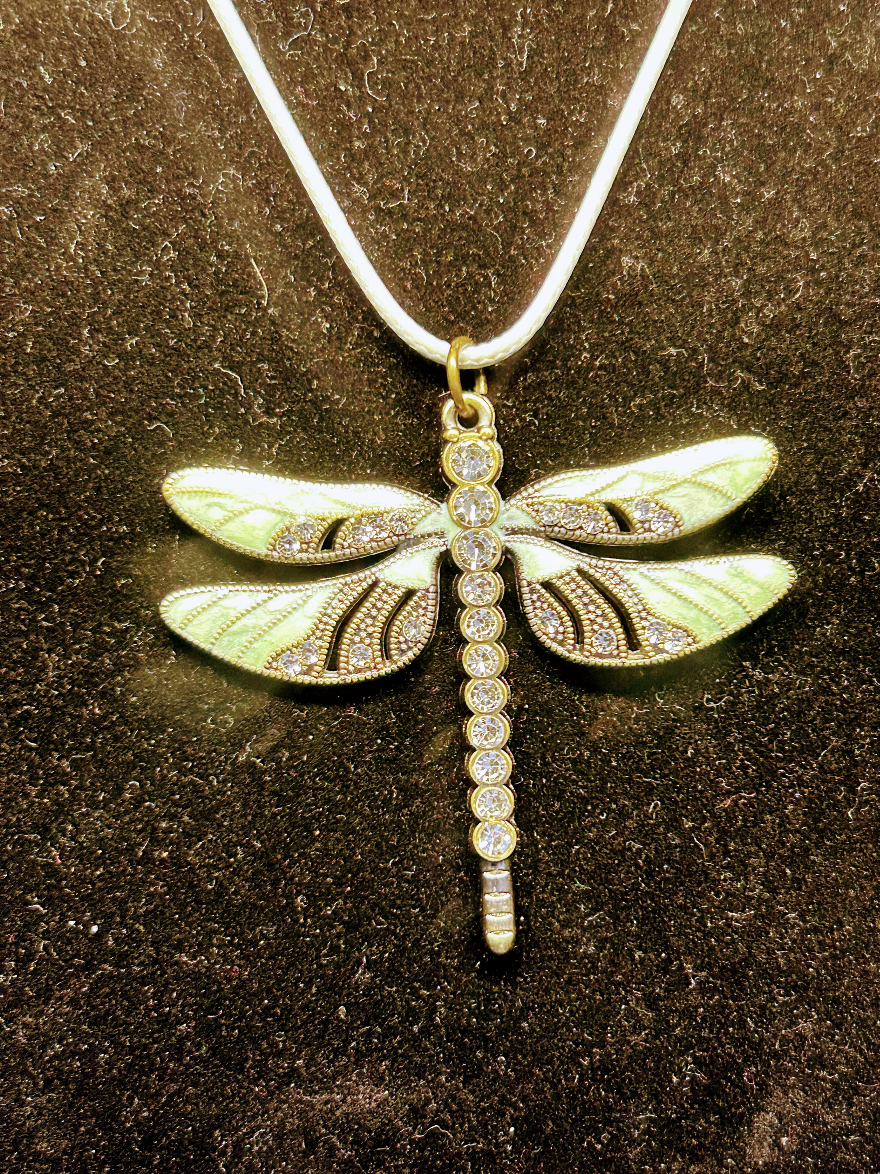 Charming green dragonfly pendant necklace