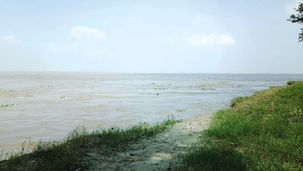 বর্ষার আগেই ভাঙন ফুলহরে, আতঙ্কে ঘুম উড়েছে বাসিন্দাদের