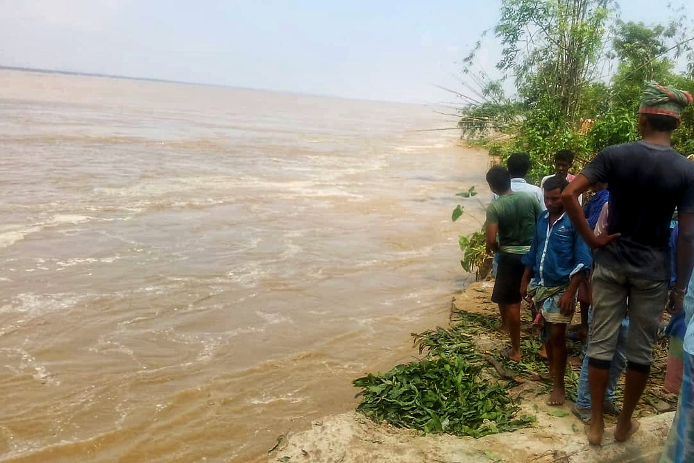 রতুয়ায় আতঙ্কিত মানুষ গঙ্গার তীব্র ভাঙনে