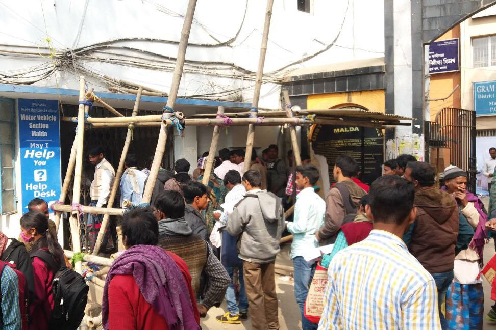লম্বা লাইনে শ্রমিকরা, এককালীন ৫০ হাজার