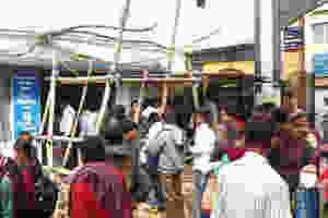 লম্বা লাইনে শ্রমিকরা, এককালীন ৫০ হাজার