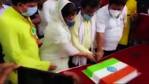 জন্মদিনে তেরঙা কেক কেটে বিতর্কে তৃণমূল নেত্রী