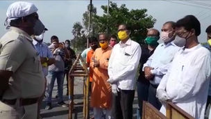 কনটেনমেন্ট জোনে ঢোকার চেষ্টা, সাংসদের কনভয় আটকাল পুলিশ