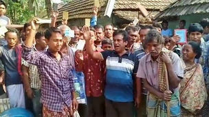 রেশন মেলে মাসে দু’দিন, দোকানের আসবাব পুকুরে ফেলল জনতা