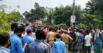 টেস্ট করাতে গিয়ে ঠাই দাঁড়িয়ে শ্রমিক, বিক্ষোভ