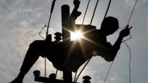 হুক করে বিদ্যুৎ চুরি করা নিয়ে দুই পক্ষের মধ্যে মারধর