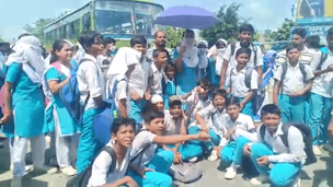 অশ্লীল ছবি দেখিয়ে ছাত্রীকে কুপ্রস্তাব, শিক্ষক গ্রেফতারের দাবিতে জাতীয় সড়ক অবরোধ