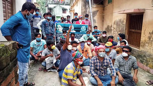 চাঁচলে তৃণমূলের ধরনা, জটলায় ক্ষুব্ধ বিরোধীরা