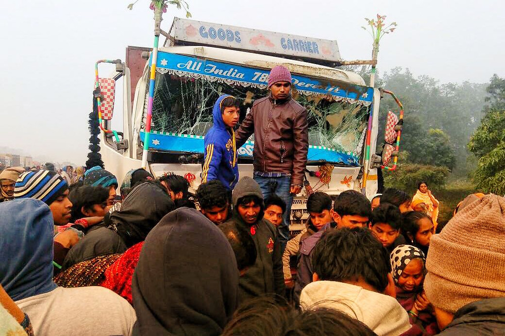 পথ দুর্ঘটনা কালিয়াচকে, পুলিশ-গ্রামবাসী সংঘর্ষ