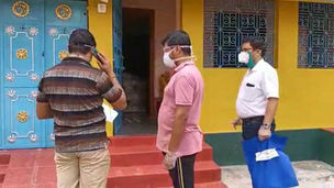করোনা আক্রান্তদের বাড়িতে সাহায্য নিয়ে মহকুমাশাসক