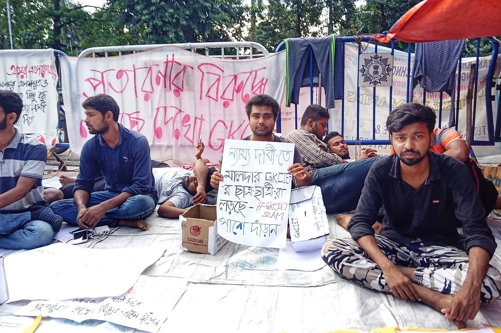 অনশনরত ছাত্রদের অভিযোগ তাঁরা গত ৮ দিন ধরে বৃষ্টির মধ্যে ফুটপাথে অনশন করছেন