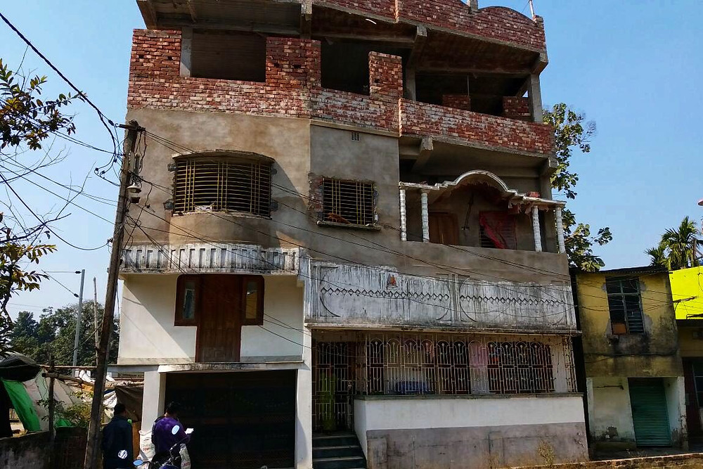 পুরসভার রাস্তার উপরে তিন তলা বাড়ি