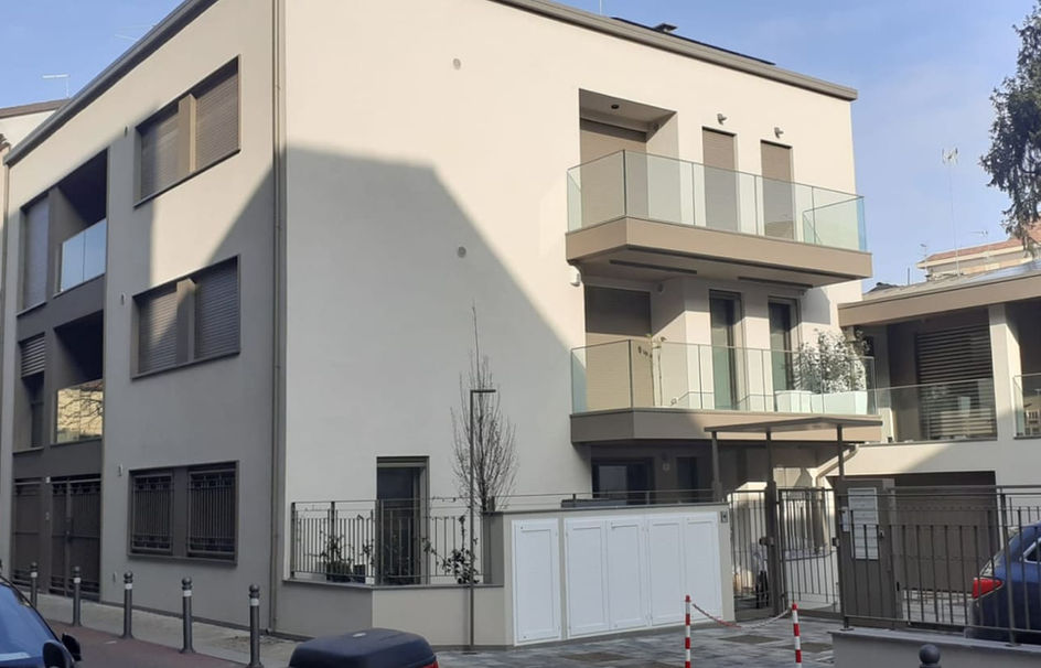Concept architettonico di edificio residenziale sito in Rimini con studio degli esterni, particolari costruttivi, progetto interior di alcuni appartamenti. Il progetto, in collaborazione con l'arch. Silvia Pulcinelli, ha previsto la demolizione e ricostruzione di un edificio all'avanguardia sia per la struttura che il sistema impiantistico impiegato.
