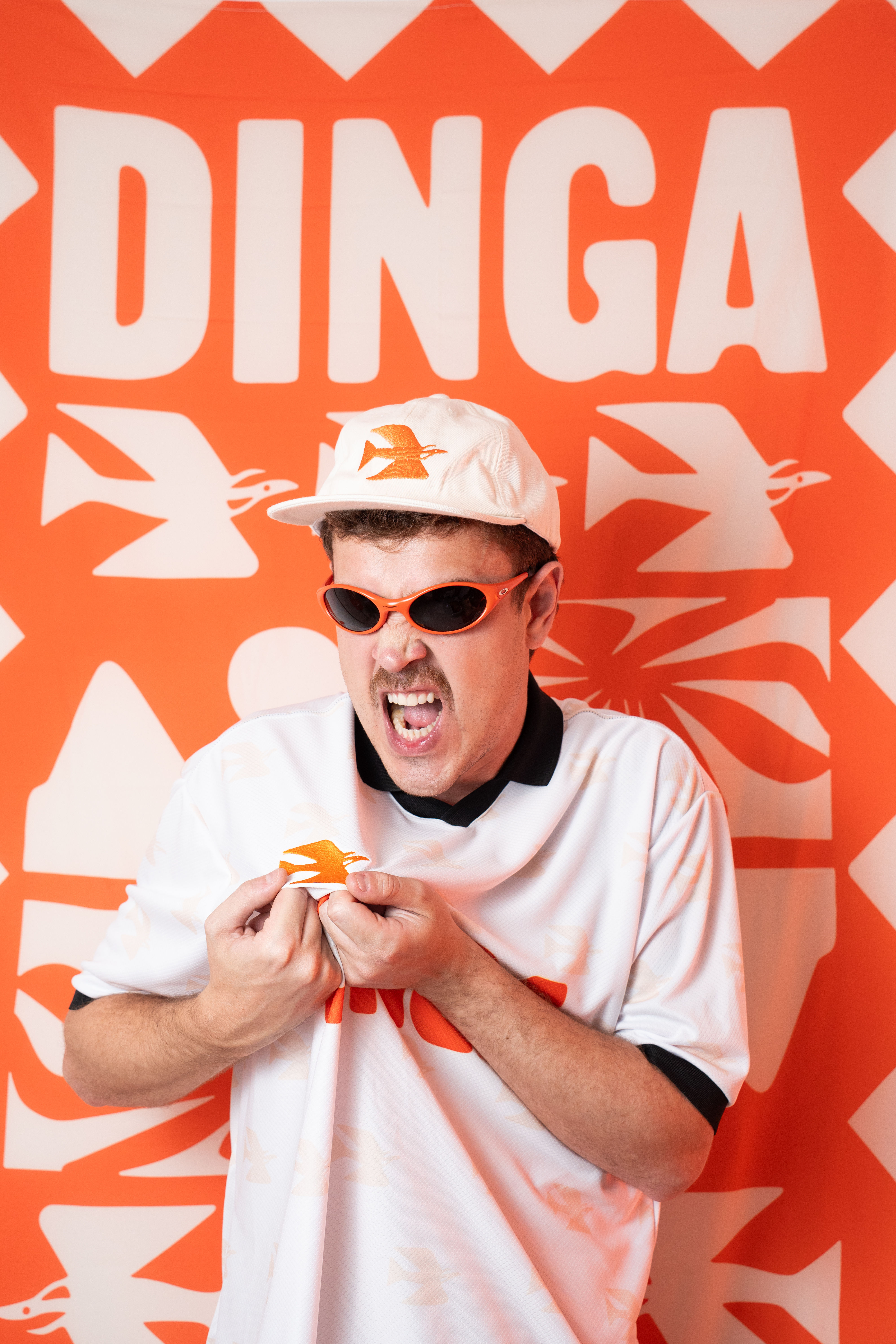 KIT DINGA RAIZ: Camisa + boné + 6 pack Dinga