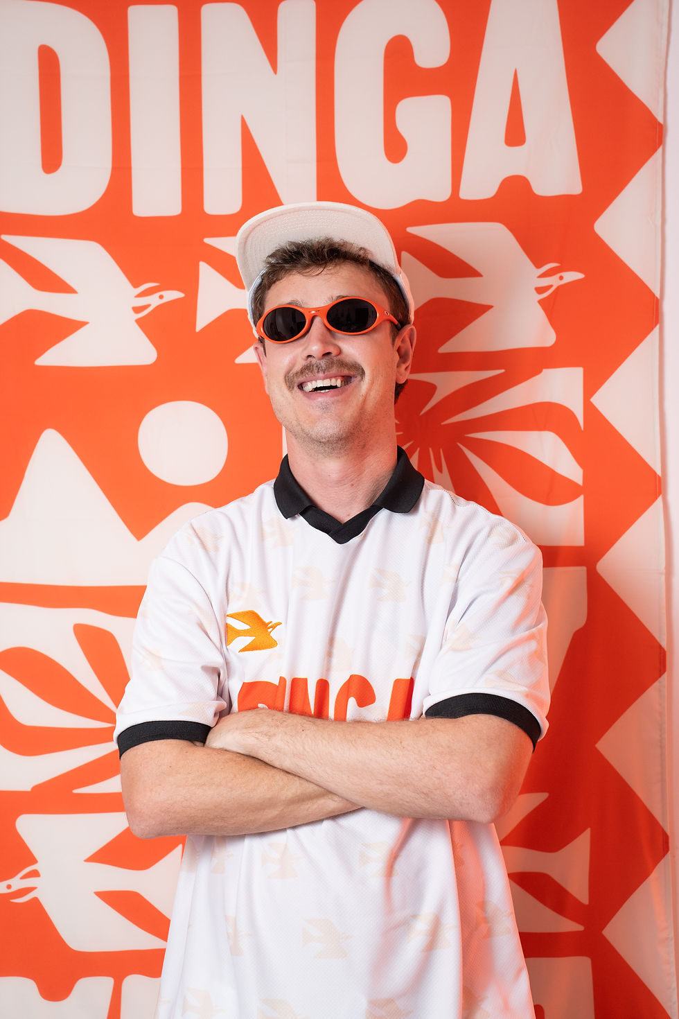 Thumbnail: KIT DINGA RAIZ: Camisa + boné + 6 pack Dinga