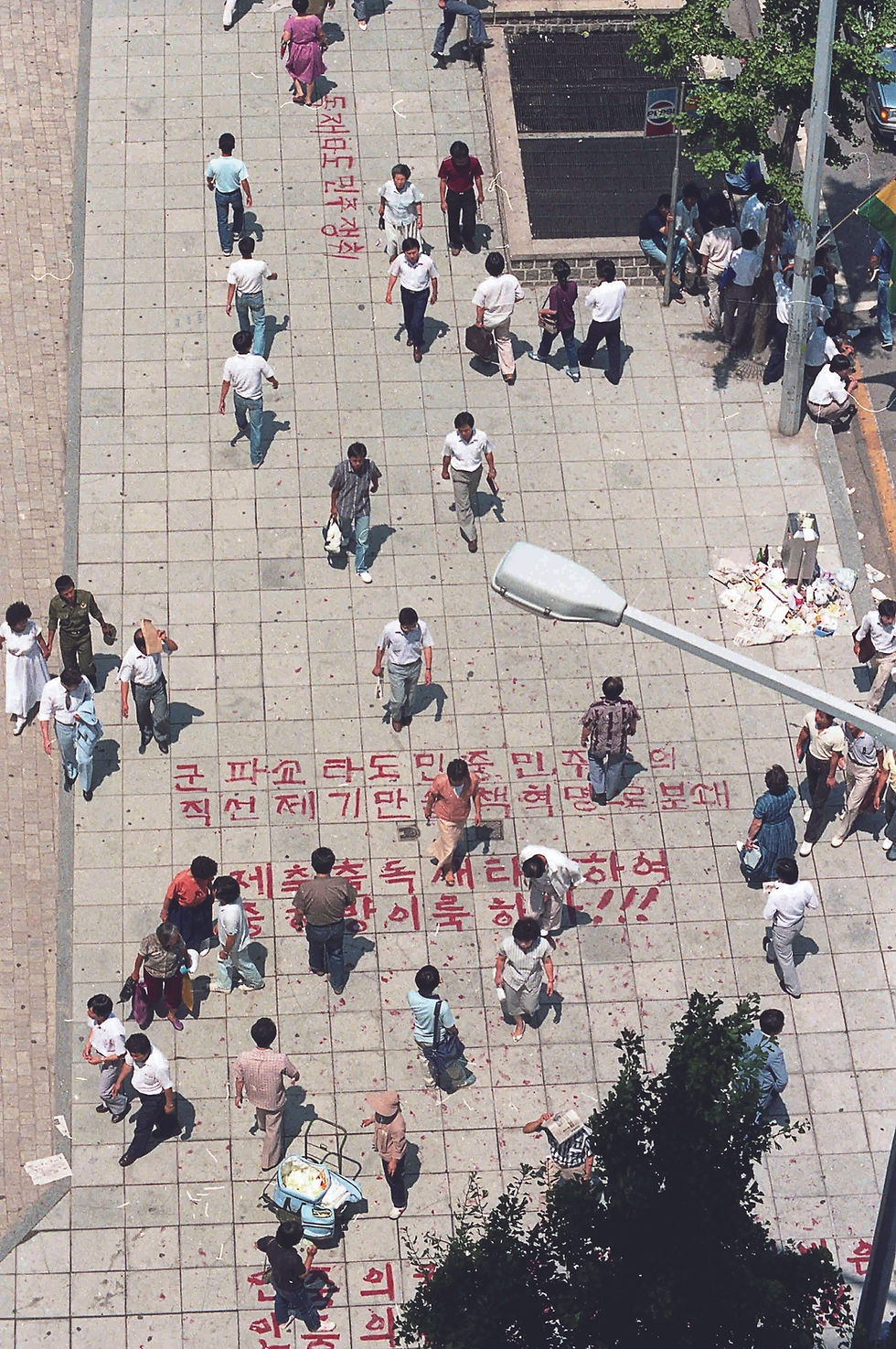 1987년 7월 9일 시청 앞 보행로에 독재를 규탄하는 문구가 붉은 색으로 쓰여 있다. 사진_서울역사아카이브, 『세계는 서울로, 서울은 세계로: 1984-1988』(2019)