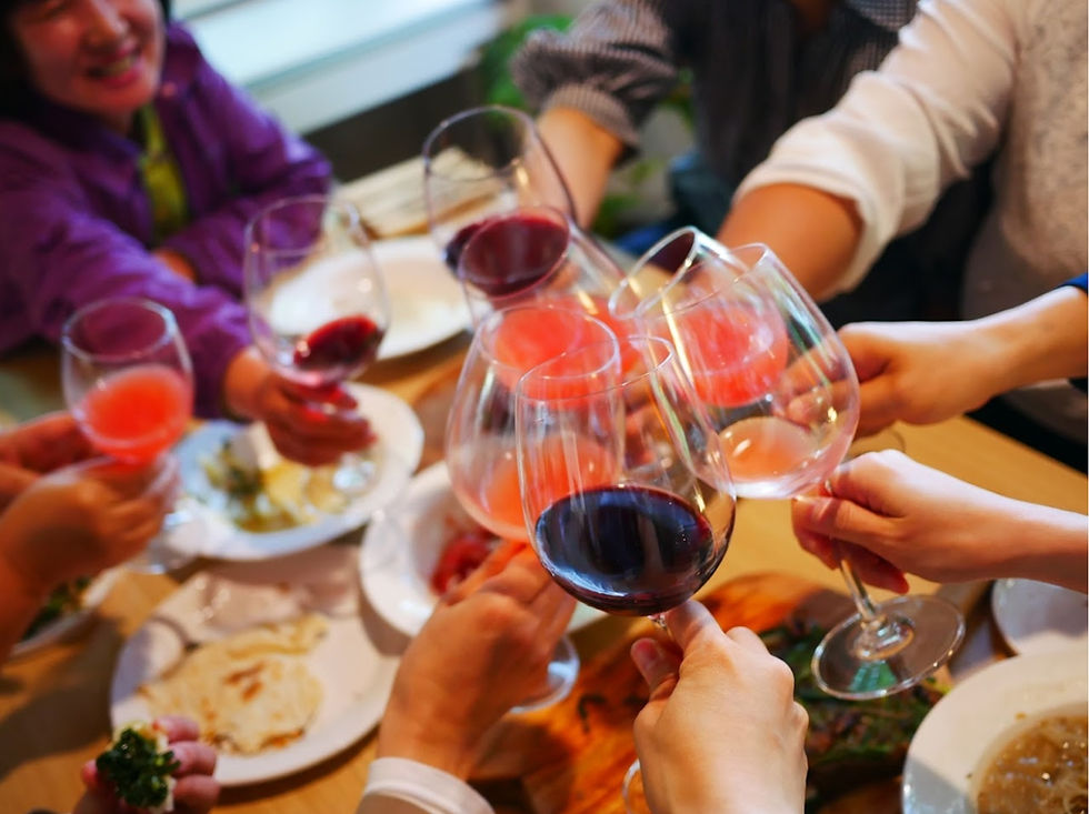 식사는 단순히 섭취의 행위가 아니라 사회적이고 문화적인 경험입니다. 저는 아침 9시부터 점심 메뉴를 고민한 적이 많습니다. 동료들과 진지하게 점심 메뉴를 의논합니다. 맛있는 음식을 만나면 감사하는 마음을 나눕니다. 특별한 날에는 샐러드부터 디저트까지 긴 시간을 함께 보내며, 소중한 사람과 오래 대화를 나눕니다. 이런 모든 과정은 인류가 오랜 세월 쌓아온 ‘미식’이라는 문화이자, 우리의 삶을 풍요롭게 하는 중요한 장면들입니다. 알약이 주는 편리함과 맞바꾸기에는 너무나 값진 풍경입니다. 사진_김우성