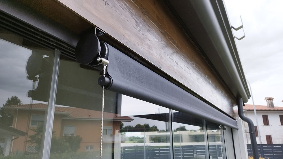 Portico con vetrate e tende da sole