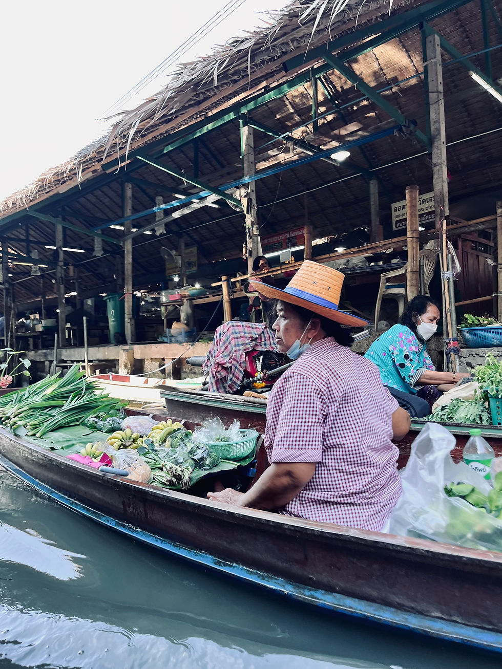Marché Flottant à Bangkok une thailandaise sur un bateau qui vend des fruits et légumes à Bangkok