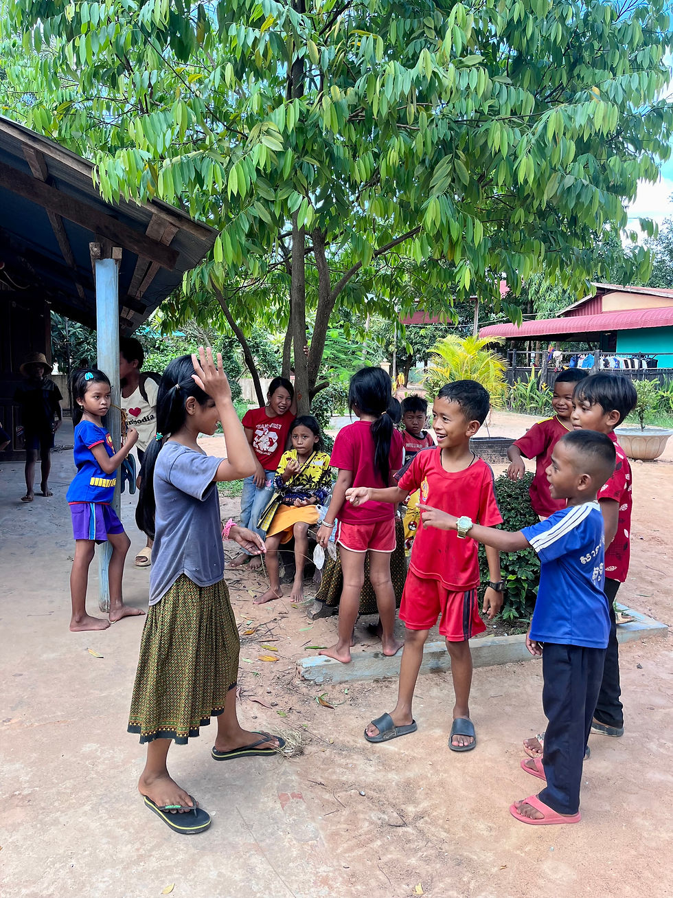 des enfants qui jouent à pierre feuille ciseaux cambodge siem reap