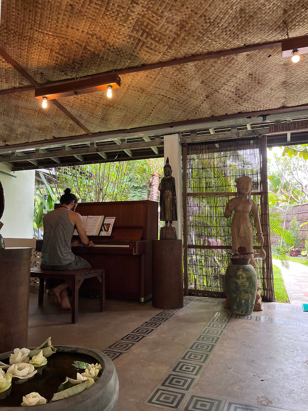 un homme jouant du piano dans un cadre calme au cambodge à siem reap