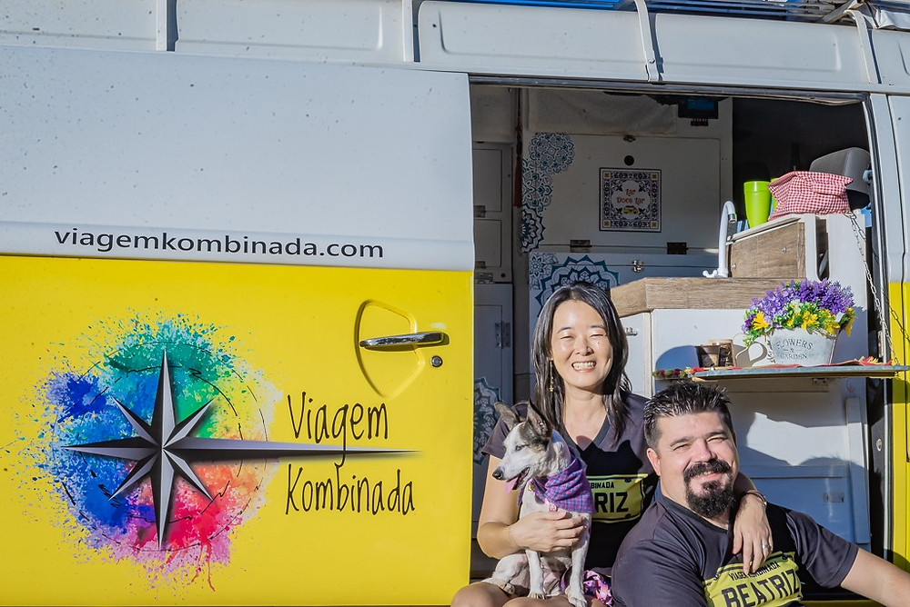 Cristiano e Sandra do Viagem Kombinada, Kombi Beatriz e a Mel, a cachorrinha viajante