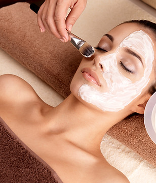 Dames gelaatsverzording art of life massage ontharinging make up manicure pedicure