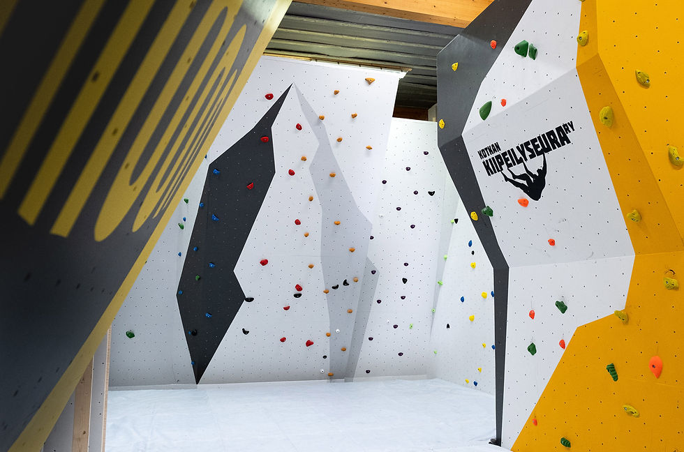Kotkan Kiipeilyseuran Boulderverstaan ensimmäinen kiipeilytila ja seinägrafiikka
