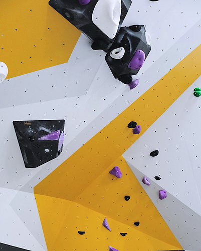 Finished geometric wall graphics in the Boulderverstas climbing space