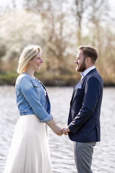 Outdoorshooting in Bremen & Umgebung, Hochzeitsfoto von einem Paar, das gerade geheiratet hat, beide schauen sich verliebt an