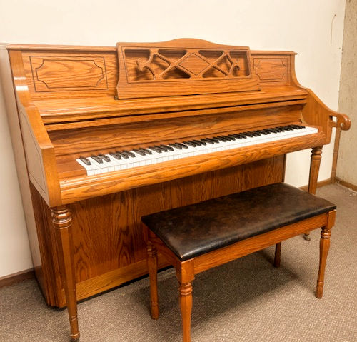 Kohler & Campbell (made by Samick) upright piano Size: 43” Finish: Oak
