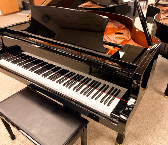 Pearl River GP-150 baby grand piano in excellent condition