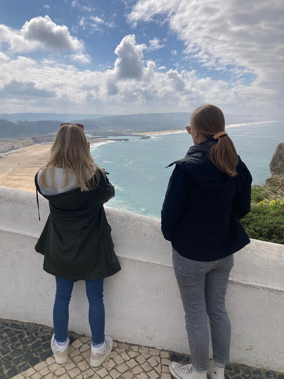 Blick in den Ortskern und Strand von Nazaré