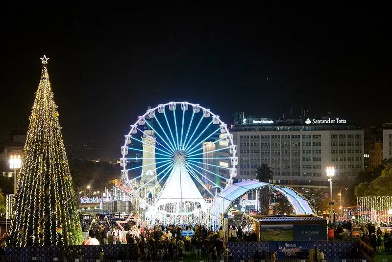 Riesenrad im weihnachtlichen Wonderland Lisboa