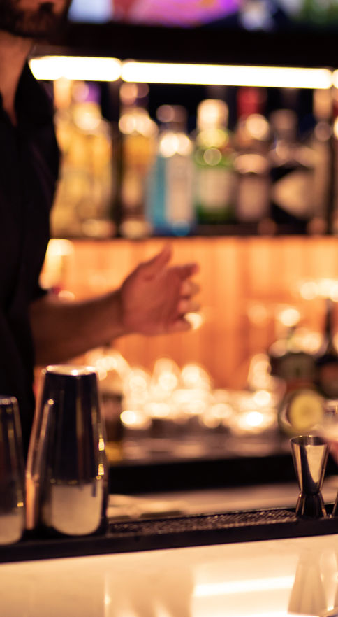 Hotel Amira bar ve lounge alanı tasarımı, ambiyans aydınlatma ve sosyal alan konsepti - DPI Group