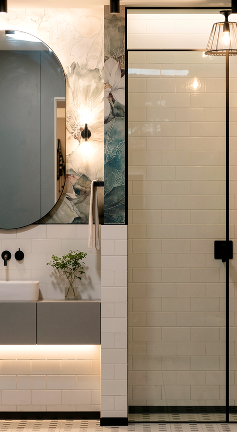 Summer House banyo kemer formlu ayna adaçayı yeşili alt dolap raf detayı koyu mat batarya ve armatürler duvar kağıdı kaplaması - DPI Group iç mimari