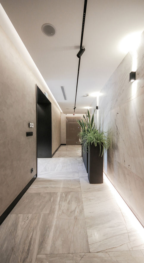 Dr. Terziler Exclusive Hair Clinic aydınlık ofise açılan kapılı mermer koridoru - DPI Group iç mimari