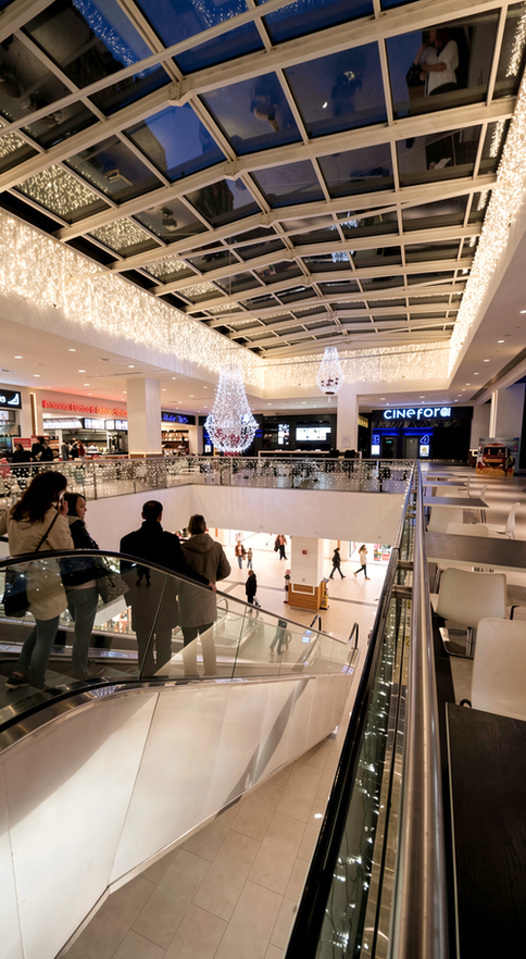 Liman AVM Bandırma alışveriş merkezi mimari ve iç mimari tasarımı 2011 Balıkesir Türkiye 60.000 m². İç mekan yürüyen merdivenler modern tavan ızgara cam sistemi atrium aydınlatma tasarımı - DPI Group
