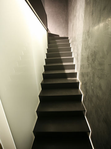 Rimadesio İstanbul ilk Monobrand Showroom Mecidiyeköy iç mimari tasarımı 2006 İstanbul Türkiye 150 m². Merdiven beton sıva duvar basamaklar gizli aydınlatma minimalist iç mimari detay - DPI Group
