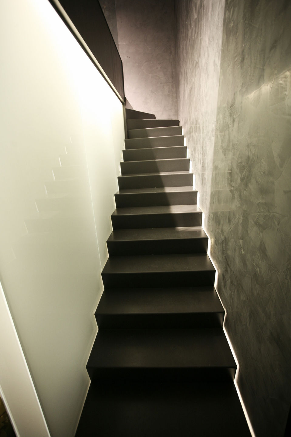 Rimadesio İstanbul ilk Monobrand Showroom Mecidiyeköy iç mimari tasarımı 2006 İstanbul Türkiye 150 m². Merdiven beton sıva duvar basamaklar gizli aydınlatma minimalist iç mimari detay - DPI Group
